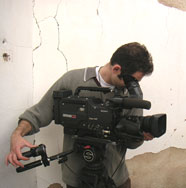 Filmarbeiten im Kosovo: Nicht ohne Gefahr und vor dem Hintergrund von Einschusslöchern.